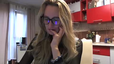 Snapshot of melly_rosey chatting on October 28, 2025, 7:23 am Melly online show from October 28, 2025, 7:23 am