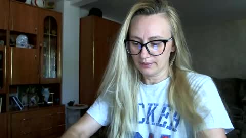 Snapshot of melly_rosey chatting on June 29, 2026, 12:49 pm Melly online show from June 29, 2026, 12:49 pm