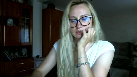 Snapshot of melly_rosey chatting on June 30, 2026, 3:02 pm Melly online show from June 30, 2026, 3:02 pm