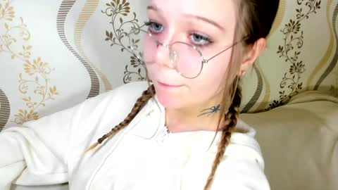 MelMooon online show from November 11, 2025, 7:03 pm