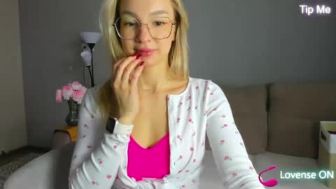 melodyillves online show from May 14, 2026, 2:07 am