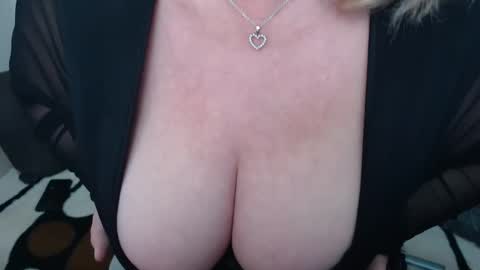 Snapshot of melyssamilfxxx chatting on February 18, 2026, 4:19 am melyssamilfxxx online show from February 18, 2026, 4:19 am