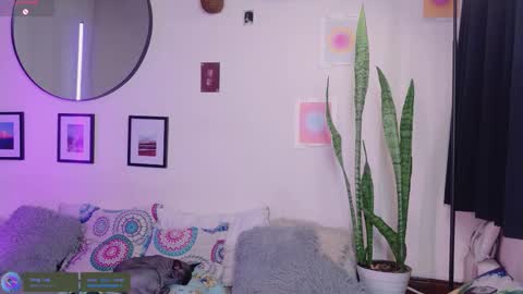 Snapshot of menasaurio_ chatting on October 28, 2025, 7:27 pm Mena  Help me reach 700 thumbs up online show from October 28, 2025, 7:27 pm