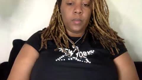 mercedesbuxxx online show from November 22, 2025, 7:35 pm