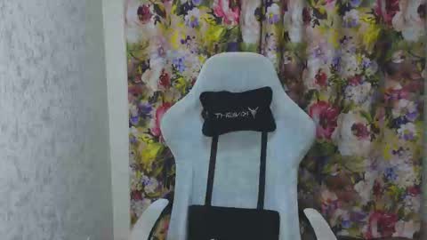 Mia online show from November 28, 2025, 10:01 pm