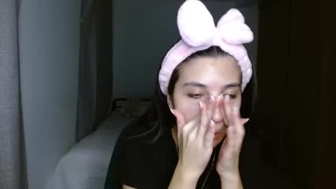 Mia online show from November 13, 2025, 4:33 am