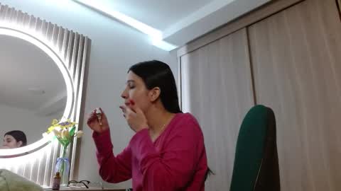 Mia online show from December 2, 2025, 4:18 am