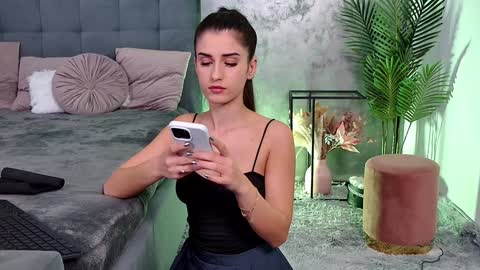 Freya Allen online show from December 4, 2024, 8:51 pm