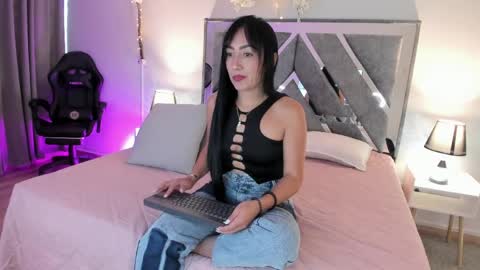 mia_davis__ online show from May 27, 2026, 12:02 pm