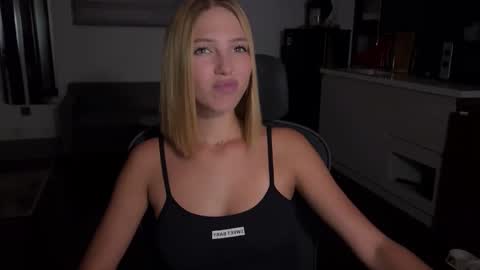 Snapshot of mia_floo chatting on September 25, 2025, 3:27 pm mia_floo online show from September 25, 2025, 3:27 pm