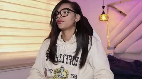 Mia online show from April 15, 2026, 5:20 pm