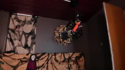 Val  online show from October 23, 2025, 11:42 am