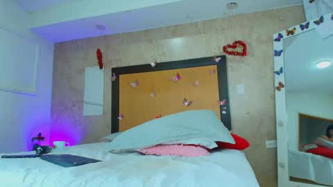 MIALOPEZ      .     Y      .      online show from April 15, 2026, 7:58 pm