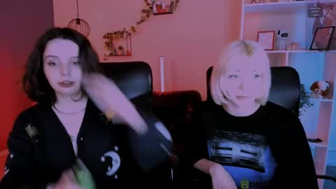 mia_mooon_ online show from April 25, 2026, 8:39 am