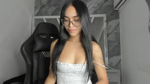 mia_petiteht online show from May 21, 2026, 9:11 pm