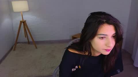 Mia online show from December 17, 2025, 2:56 pm