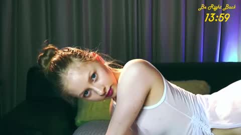 Mia online show from November 16, 2025, 5:51 pm