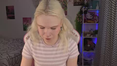 Snapshot of mia_waterlily chatting on June 3, 2026, 3:20 am Mia online show from June 3, 2026, 3:20 am