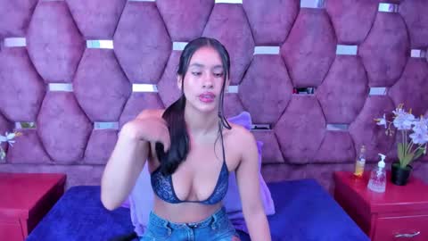 miaa_davis_ online show from December 19, 2025, 3:02 am