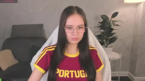 Mia online show from April 16, 2026, 11:33 am