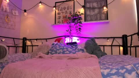 Miaa online show from April 14, 2026, 6:47 pm