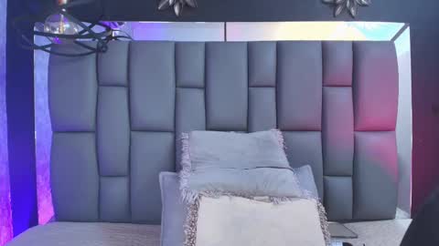 Mia online show from September 12, 2025, 12:05 pm