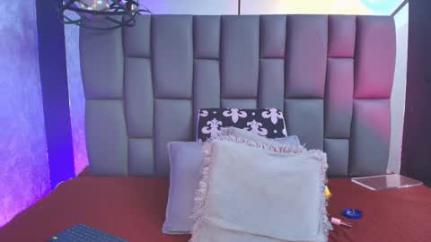 Mia online show from September 13, 2025, 12:05 pm