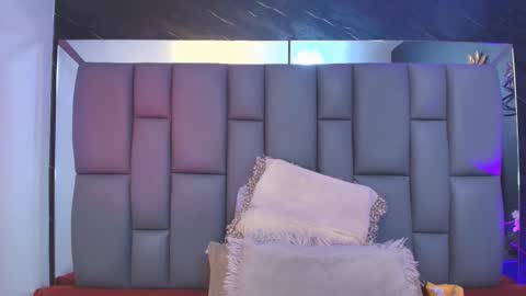 Mia online show from October 16, 2025, 12:06 pm