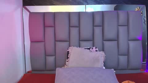 Mia online show from November 12, 2025, 12:05 pm