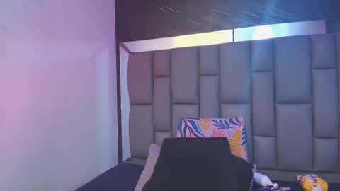 Mia online show from November 24, 2025, 12:05 pm