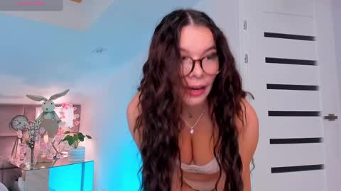 Mia online show from April 7, 2026, 7:47 pm