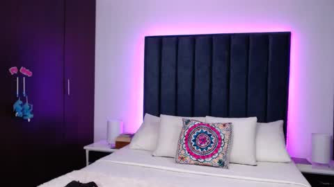 miaandnaty1 online show from December 31, 2024, 2:19 am