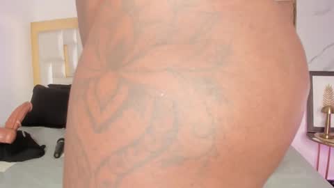 Mia  online show from September 21, 2025, 8:32 pm