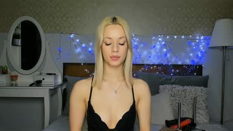 MiaBeeX online show from April 15, 2026, 2:24 pm