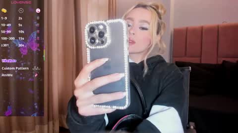 Snapshot of miacarperrlux chatting on April 11, 2026, 9:19 pm MiaCarper online show from April 11, 2026, 9:19 pm