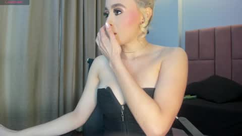 Snapshot of miacarperrlux chatting on May 11, 2026, 9:45 pm MiaCarper online show from May 11, 2026, 9:45 pm