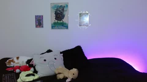 Mia david      online show from April 14, 2026, 9:32 pm