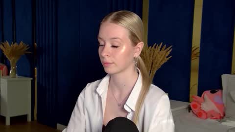 Mia online show from November 25, 2025, 10:43 pm