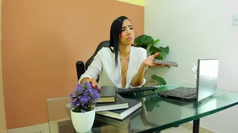 Mia online show from July 31, 2026, 8:41 pm