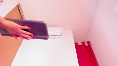 miakirshner_ online show from September 11, 2025, 2:06 pm