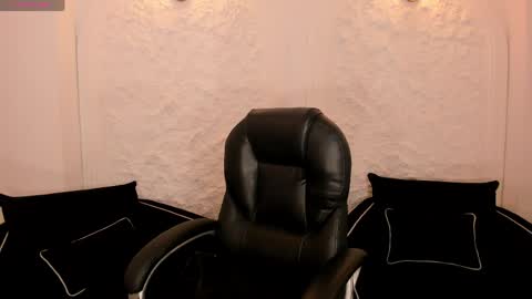 Snapshot of mialaurence_ chatting on April 29, 2026, 10:05 pm Call me Mia online show from April 29, 2026, 10:05 pm