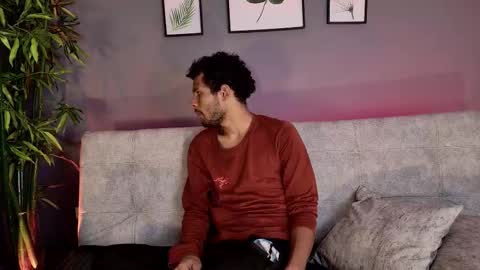 Mia online show from November 18, 2025, 6:34 pm