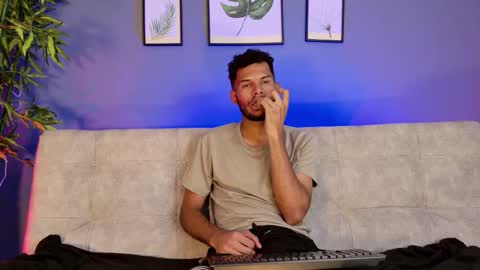 Mia online show from November 27, 2025, 7:05 pm