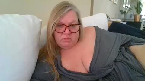 Snapshot of miamarie555 chatting on February 15, 2026, 6:04 pm Miamarie555 online show from February 15, 2026, 6:04 pm