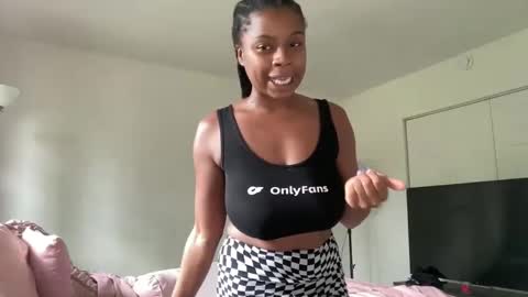 Snapshot of miamiworld chatting on September 18, 2025, 7:38 pm MiamiWorld online show from September 18, 2025, 7:38 pm