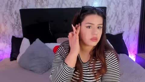 Snapshot of miamontoya chatting on May 30, 2026, 1:19 pm Mia -5 7001400 Follow online show from May 30, 2026, 1:19 pm