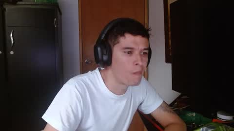 Snapshot of miaou_miaou chatting on February 13, 2025, 10:33 pm miaou_miaou online show from February 13, 2025, 10:33 pm