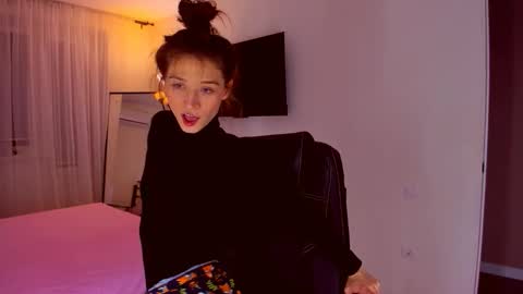 Mia online show from December 3, 2025, 7:34 pm