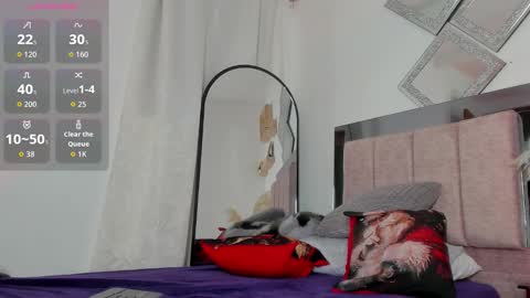 miapearls_ online show from December 15, 2025, 2:16 am