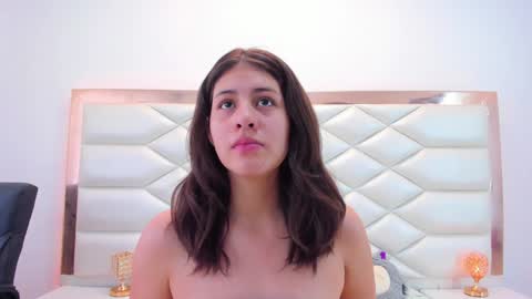 Snapshot of miaqueen021 chatting on January 28, 2025, 3:35 pm Sweetie Mia online show from January 28, 2025, 3:35 pm